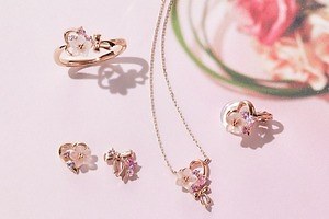 サマンサシルヴァの春ジュエリー、ローズクォーツの"花束"リング＆ひらひらと舞う花びらイヤーカフ