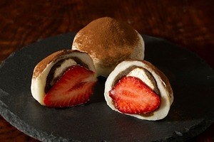 末広庵「あまおう苺のティラミス大福」大粒あまおう×洋酒香るコーヒー餡×マスカルポーネの大人の味