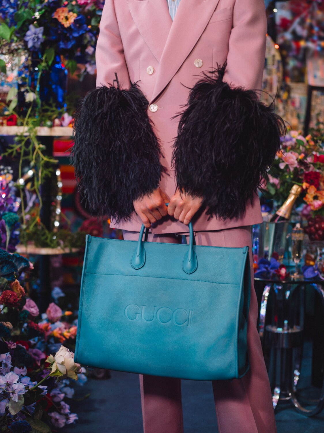 ジャケット 528,000円、ストライプシャツ 71,500円
パンツ 137,500円、トートバッグ 429,000円
Courtesy of Gucci