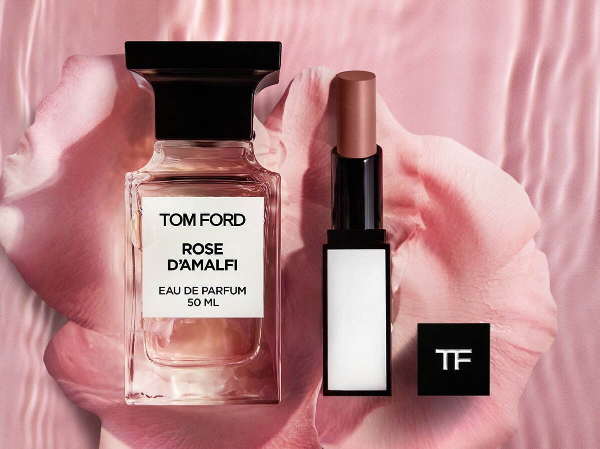 トム フォード ビューティ「ローズ」のフレグランス、親密で官能的な薔薇の香りなど - ファッションプレス