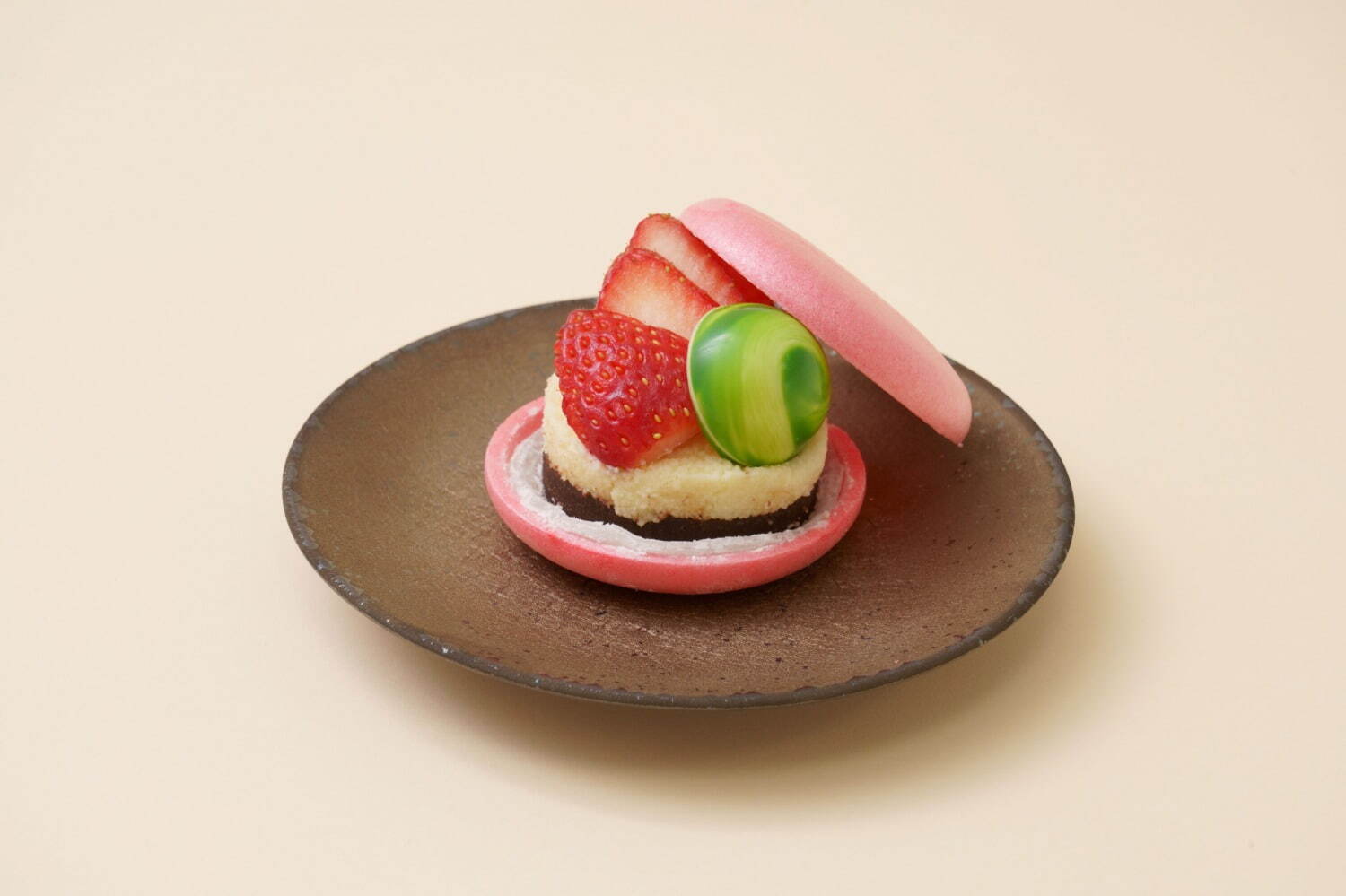＜フルーツ最中 十み果＞「生チョコとパルミジャーノレッジャーノ 苺の最中」580円