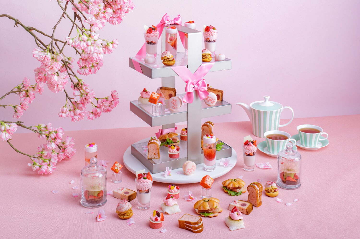 ANAクラウンプラザホテル大阪"サクラ"のピンク アフタヌーンティー、桜餡と苺のパフェなど