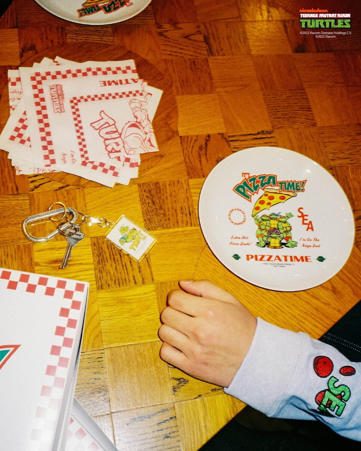ウィンダンシー×ミュータント・タートルズのコラボフーディーやTシャツ、好物"ピザ"をデザイン｜写真8