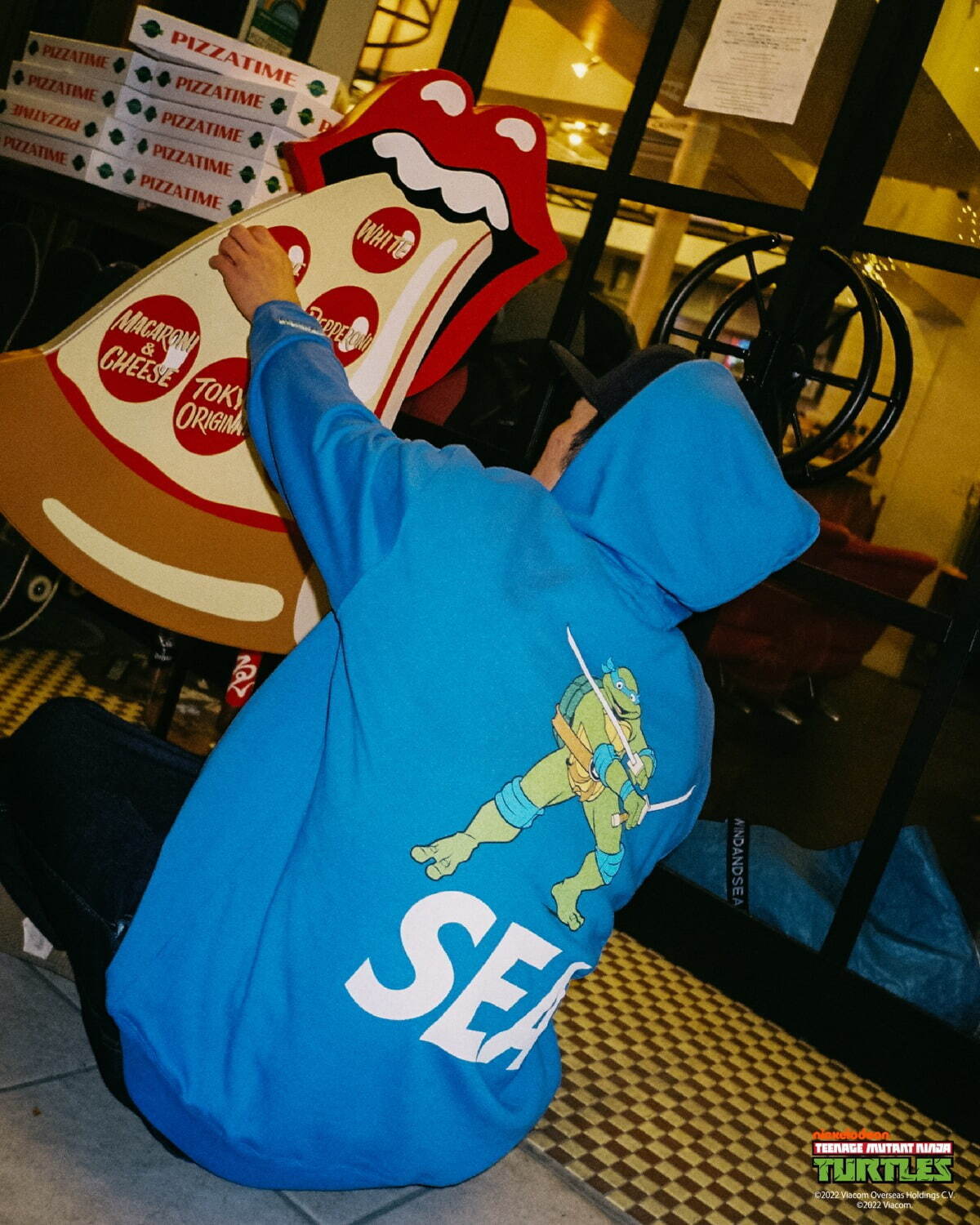 ウィンダンシー×ミュータント・タートルズのコラボフーディーやTシャツ、好物"ピザ"をデザイン｜写真3