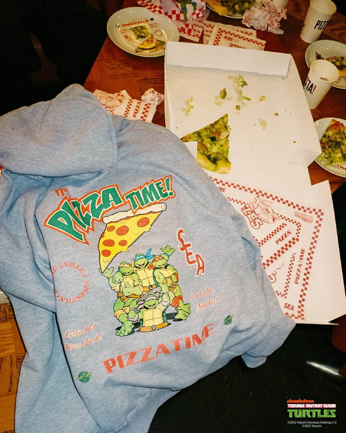 ウィンダンシー×ミュータント・タートルズのコラボフーディーやTシャツ、好物"ピザ"をデザイン｜写真4