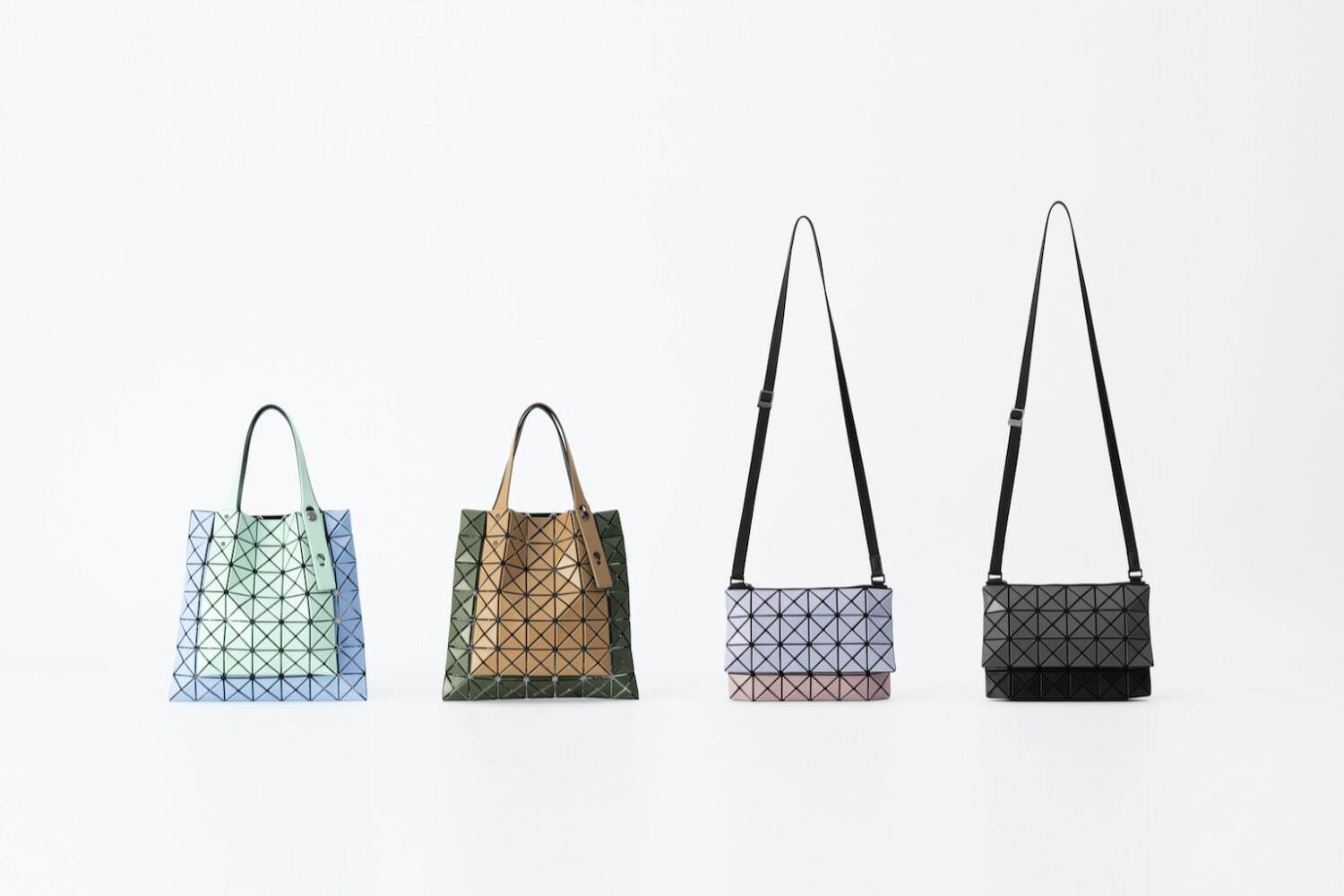 BAO BAO ISSEY MIYAKE"カンガルー"着想のポケット付きバッグやマット