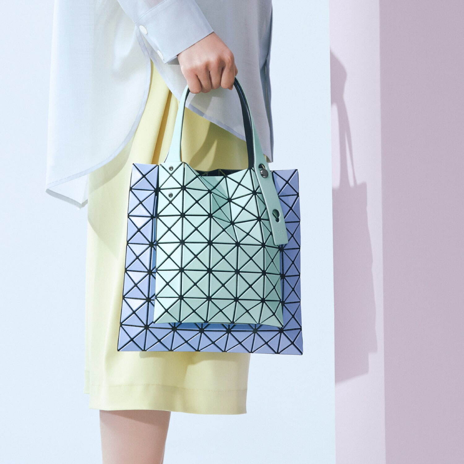 BAO BAO ISSEY MIYAKE"カンガルー"着想のポケット付きバッグやマット