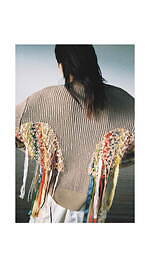 アキラナカ“リボン＆テープ”を手刺繍で編み込んだ1点ものニット、伊勢丹新宿店別注カラーで｜写真1