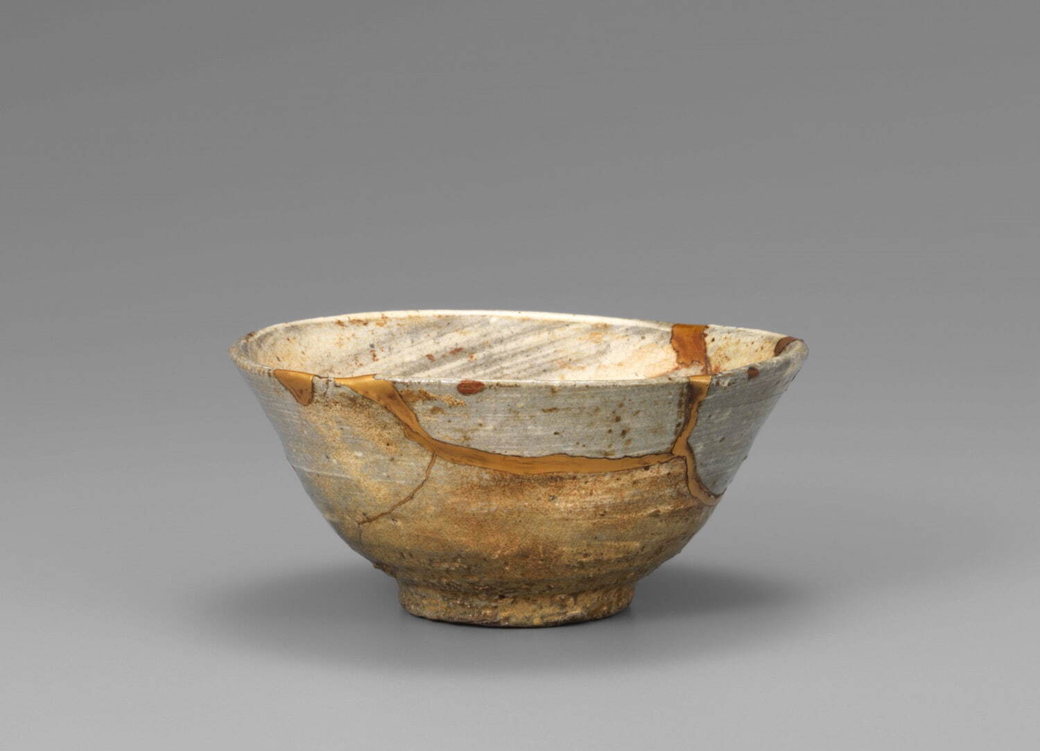 刷毛目茶碗 銘 八重葎 朝鮮・朝鮮時代 16世紀 根津美術館蔵