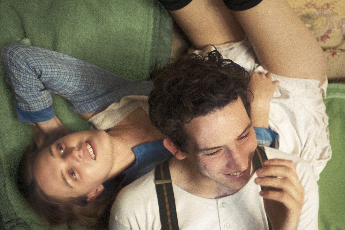 映画『帰らない日曜日』英国名家の跡継ぎ＆メイドの身分違いの恋、“人生が一変”する特別な日曜日