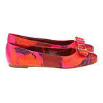 サルヴァトーレ フェラガモ“ハートスタッズ付き”革財布やバレンタインカラーの新レディースシューズ｜写真22