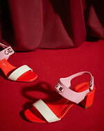 サルヴァトーレ フェラガモ“ハートスタッズ付き”革財布やバレンタインカラーの新レディースシューズ｜写真18