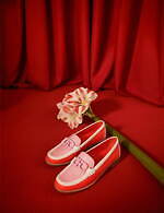 サルヴァトーレ フェラガモ“ハートスタッズ付き”革財布やバレンタインカラーの新レディースシューズ｜写真8