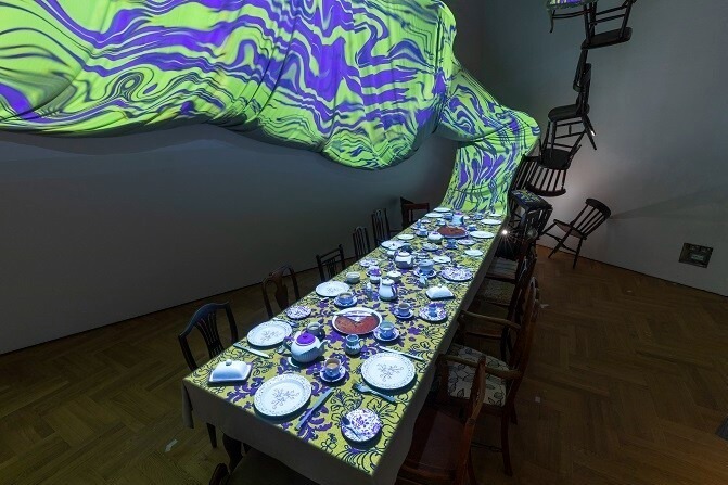 V&Aでの展示の様子 Alice Curiouser and Curiouser, May 2021, Victoria and Albert Museum Installation Image, Tea Party created by Victoria and Albert Museum, Alan Farlie, Tom Piper, Luke Halls Studio