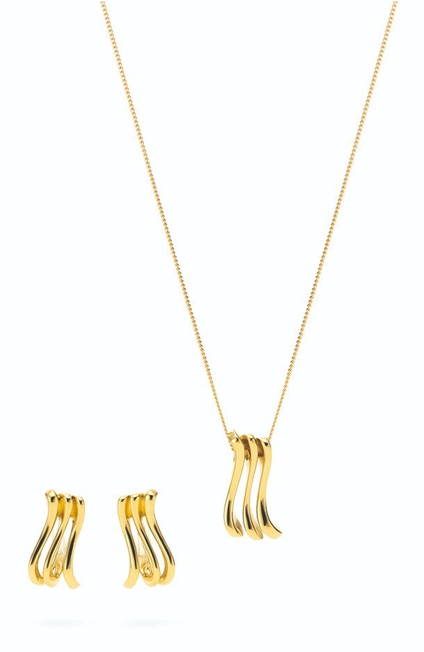 「アンヴォル ポエティック：詩的な飛行」
リング 470,800円、イヤリング 457,600円、ネックレス 303,600円