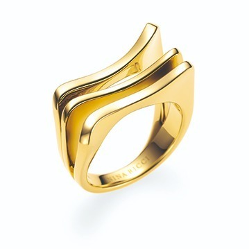 「アンヴォル ポエティック：詩的な飛行」
リング 470,800円、イヤリング 457,600円、ネックレス 303,600円