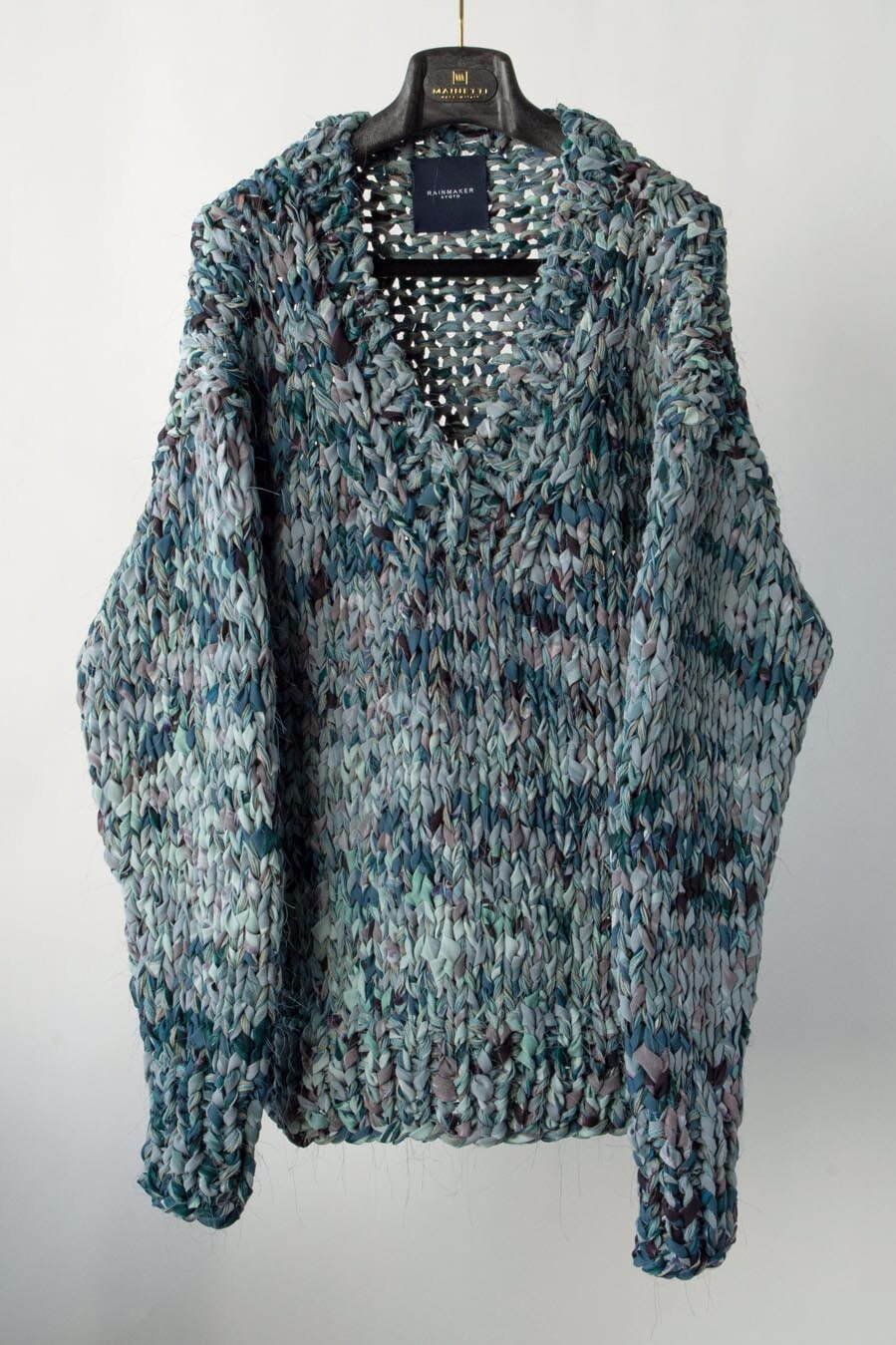 レインメーカー、日本の伝統工芸“裂き編み”技法によるVネックセーター