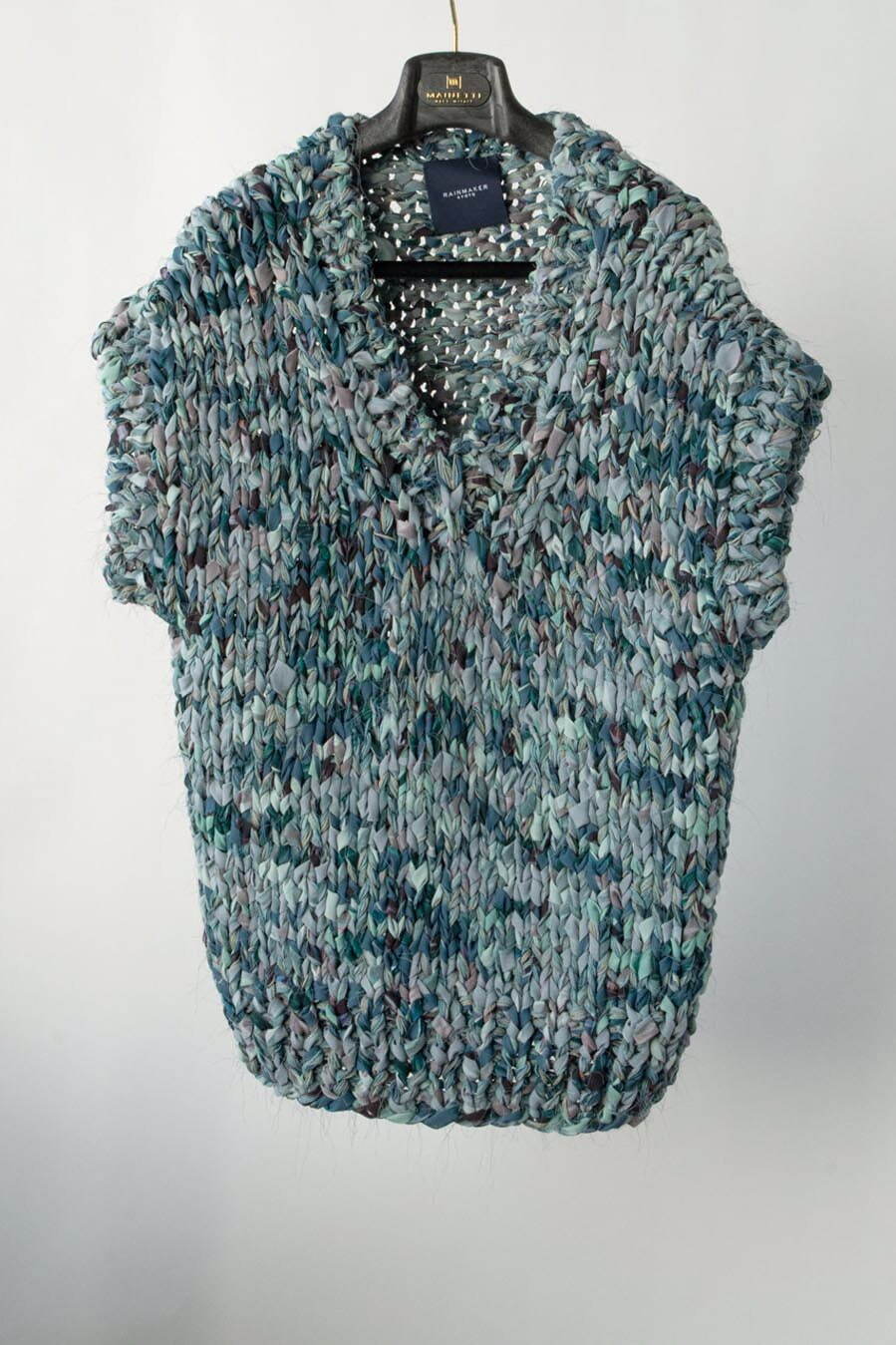 レインメーカー、日本の伝統工芸“裂き編み”技法によるVネックセーター