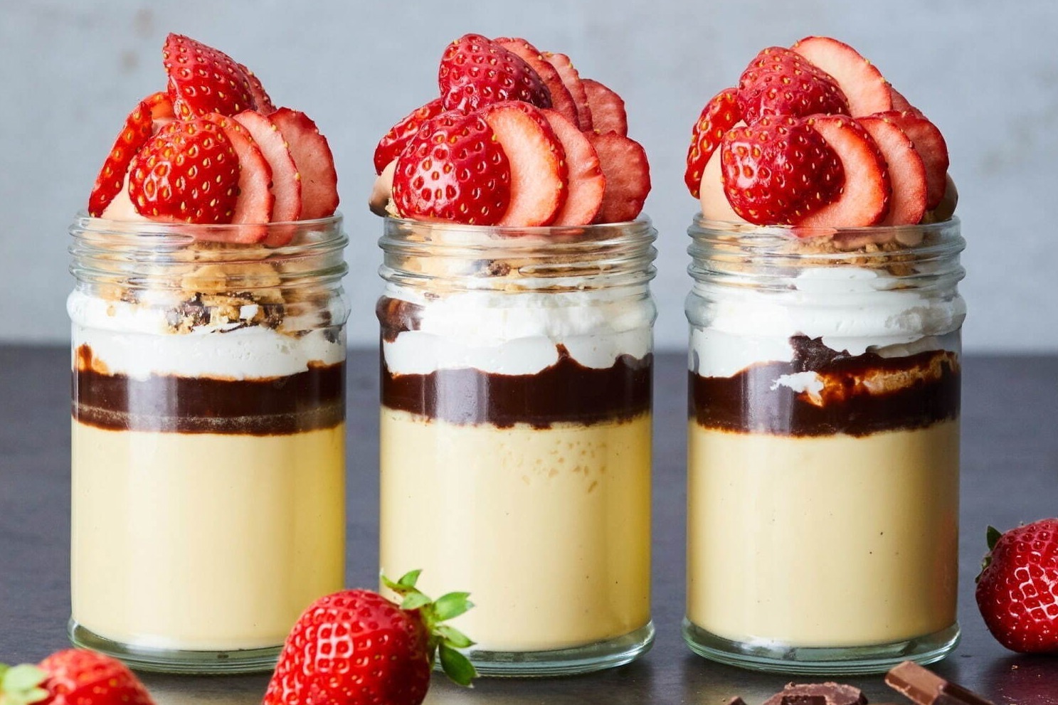 カスタードプリン｜LA発の卵料理専門店「エッグスラット」バレンタイン限定の苺チョコプリン、究極エッグサンドも特別価格で