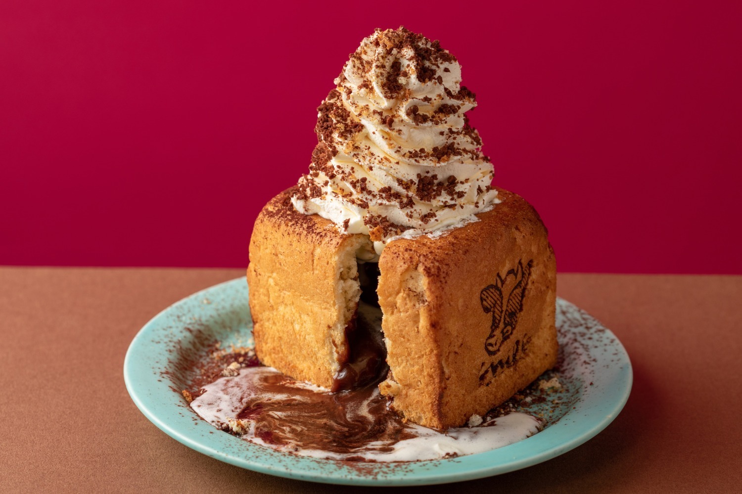 食パン｜原宿ミルクベーカリーのバレンタイン限定トースト、とろ～りチョコカスタード×生クリームがたっぷり