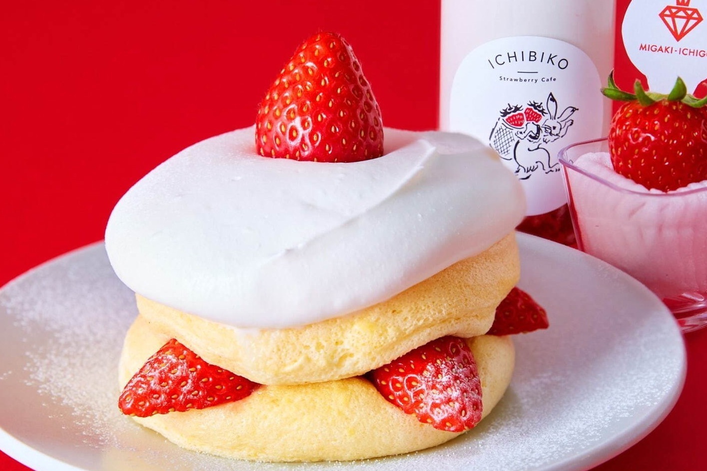 フリッパーズから“食べる宝石”ミガキイチゴの限定パンケーキ、いちびこの「いちごミルク」がセットに