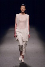 ジェイエヌビーワイ 2014年春夏コレクション - 時を経た美しさを、構築的に表現｜写真1