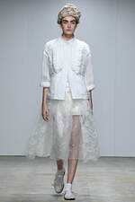 「春夏レースコーデ」白・黒レーストップスのおしゃれ着こなし術、重ね着テク＆大人きれいめコーデなど｜写真3