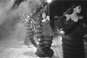 コシノジュンコ、過去最大規模の展覧会が大分県立美術館で - 装苑賞受賞作から現在まで、その全貌を紹介