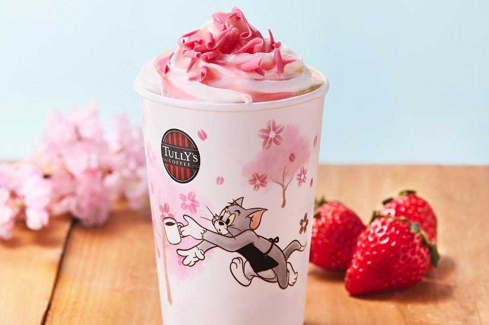 タリーズコーヒー「トムとジェリー」“桜舞う”コラボ第3弾、苺カフェラテやジェリーの好物“チーズ”フード
