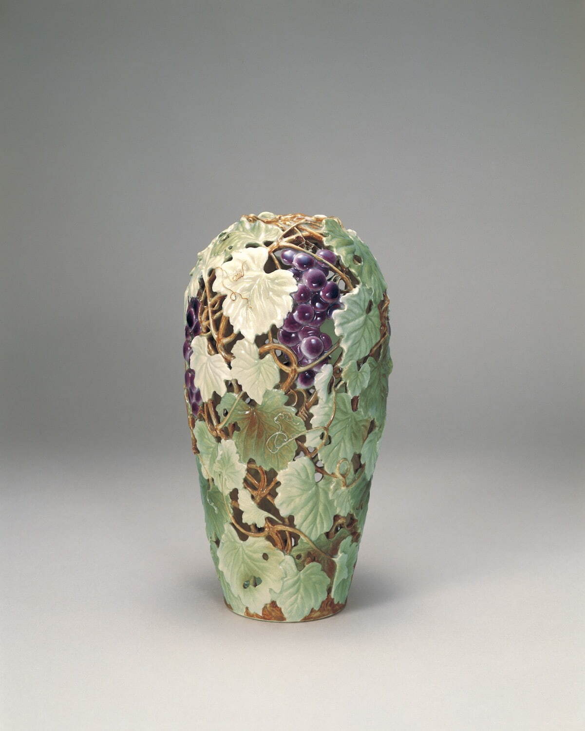 初代 諏訪蘇山《葡萄透し花瓶》1907〜09年(明治40〜42) 石川県立工業高等学校蔵