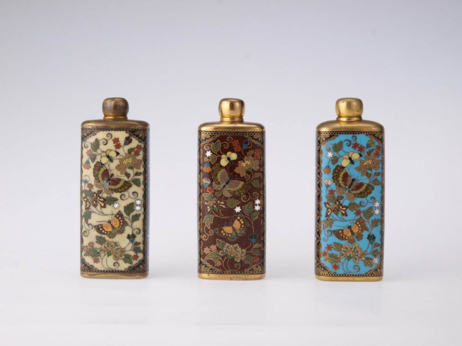 並河靖之《蝶に花唐草文香水瓶》明治中期 清水三年坂美術館蔵