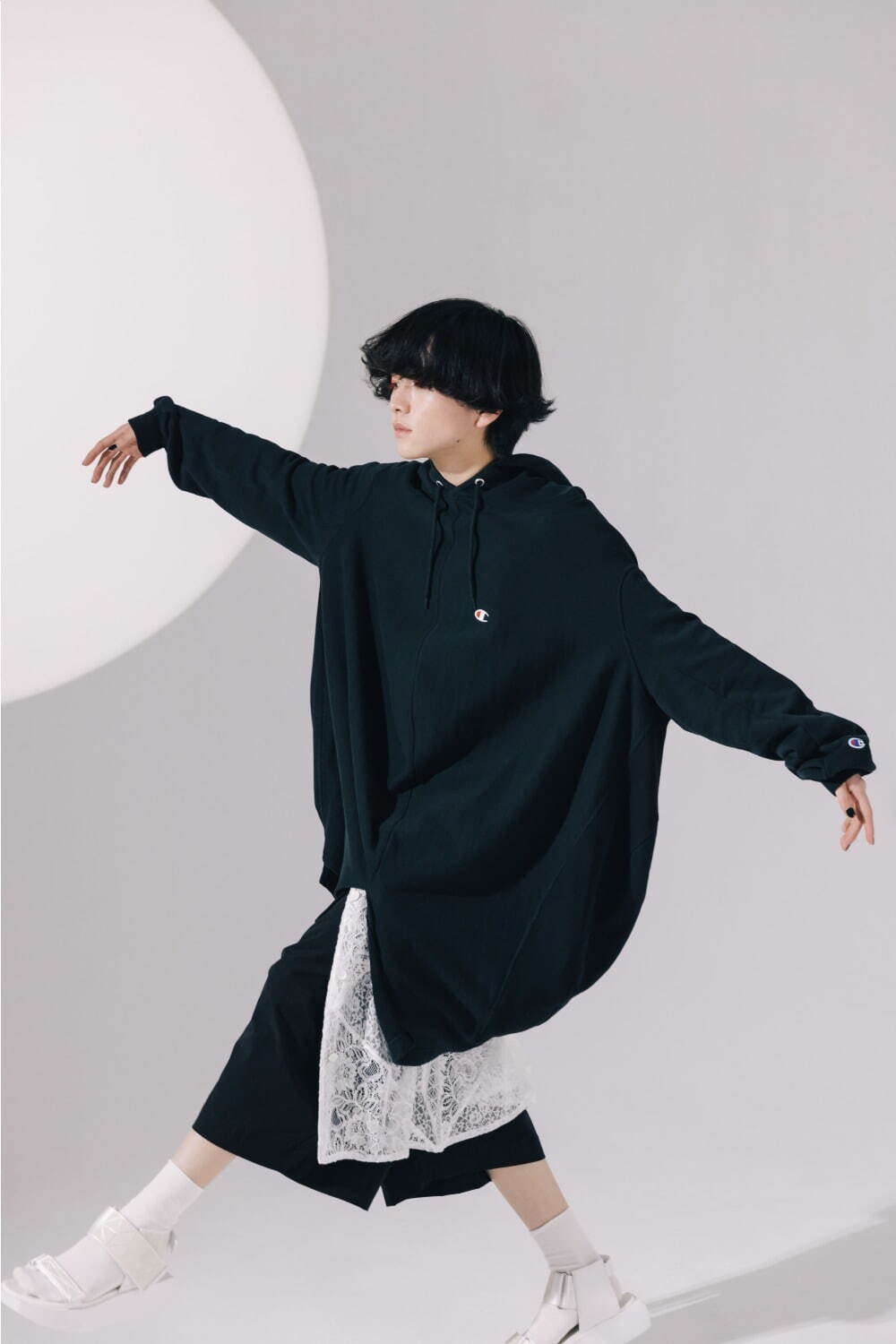 チャンピオン×アンリアレイジ"Tシャツがポンチョに変身"、ピラミッドモチーフのフーディも｜写真5