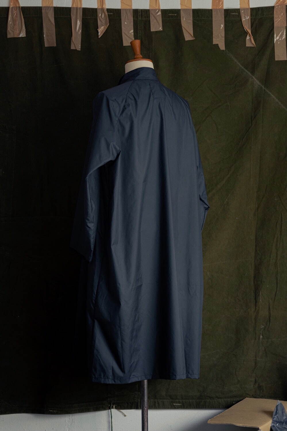 ラベンハムのレショップ別注コート、40's英国軍のガスケープを軽量なポリエステルでアップデート｜写真10