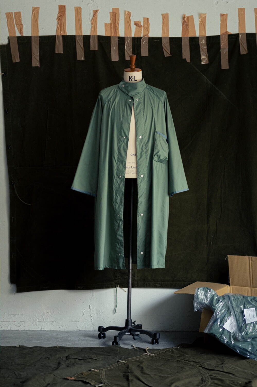 ラベンハムのレショップ別注コート、40's英国軍のガスケープを軽量なポリエステルでアップデート｜写真3