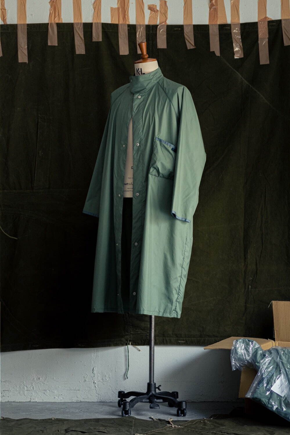 ラベンハムのレショップ別注コート、40's英国軍のガスケープを軽量なポリエステルでアップデート｜写真2