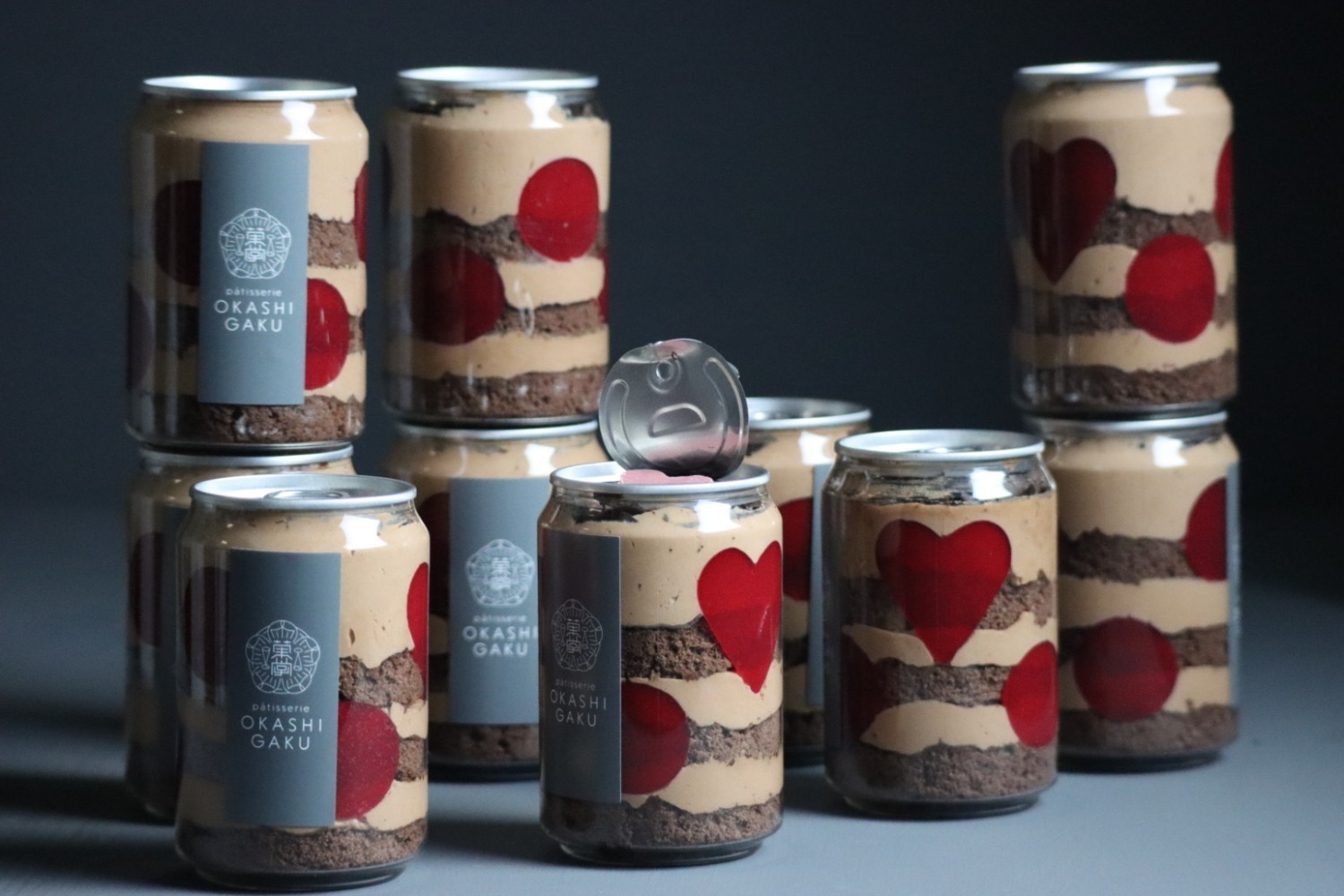 “まるで飲むケーキ”の「ケーキ缶」がバレンタイン仕様に、ほろ苦チョコ×甘酸っぱい苺入り