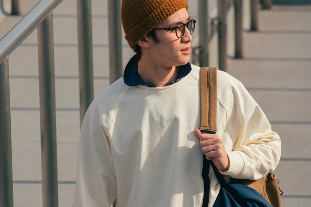 東京デザインスタジオ ニューバランスの新作トップスやパンツ、カラフルな新ロゴを配して