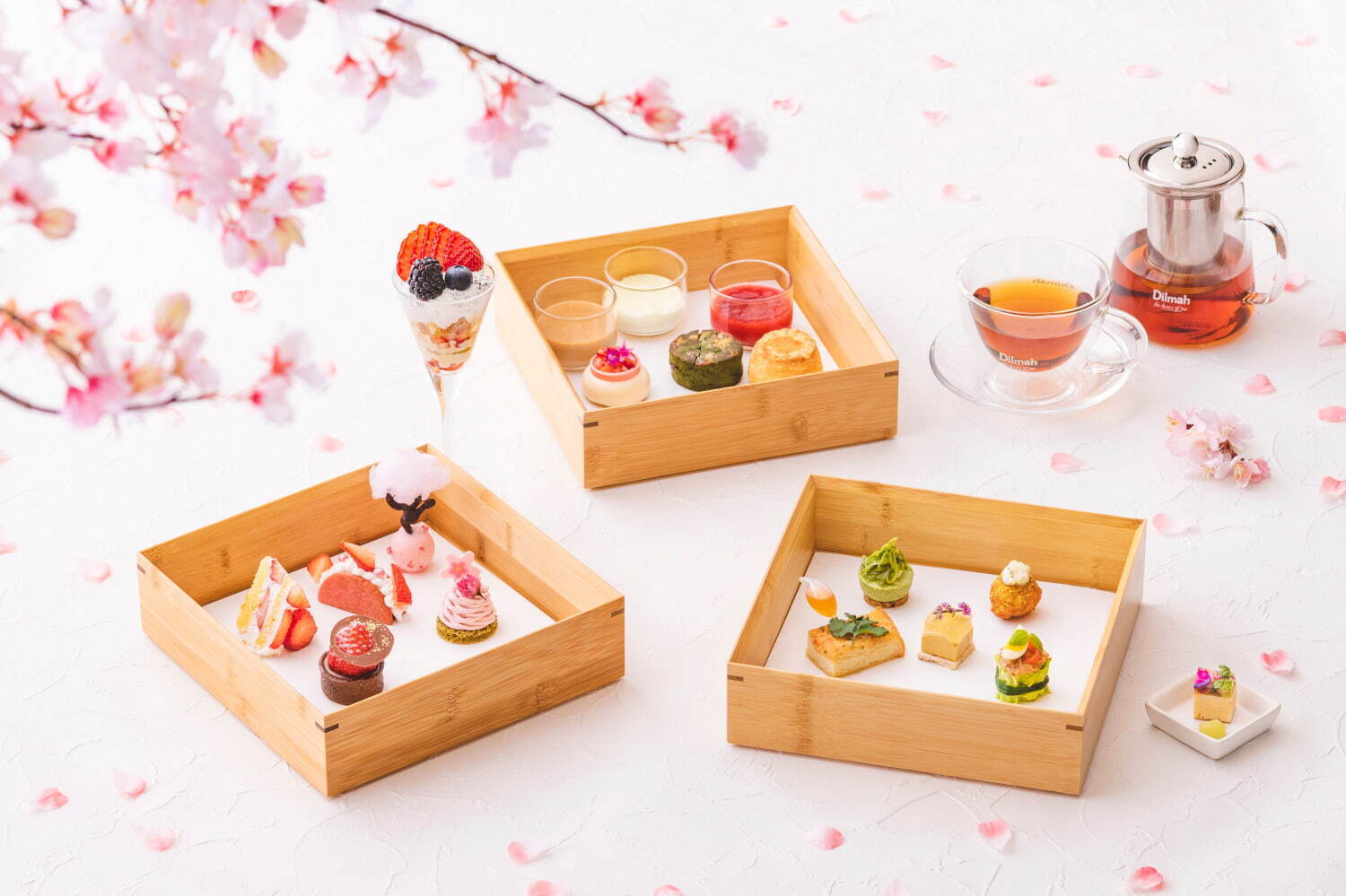 ヒルトン東京ベイ「ストロベリー＆桜アフタヌーンティー」“桜の木”に見立てたチョコボールなど