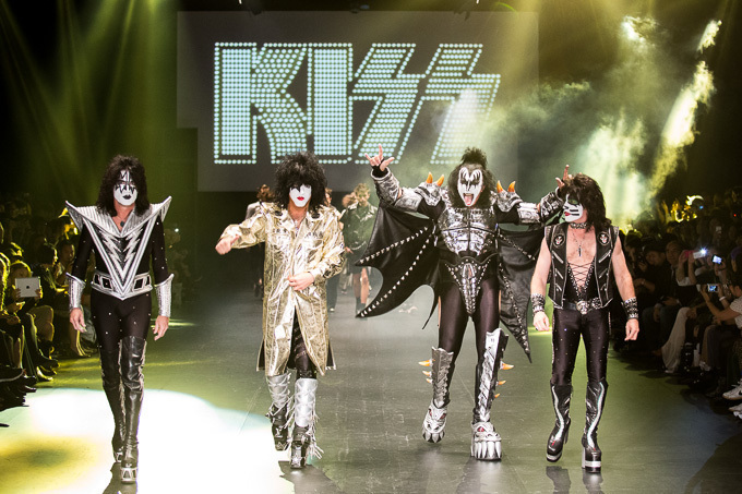 へヴィメタルバンド「KISS」がクリスチャン ダダのショーに登場！ | 写真