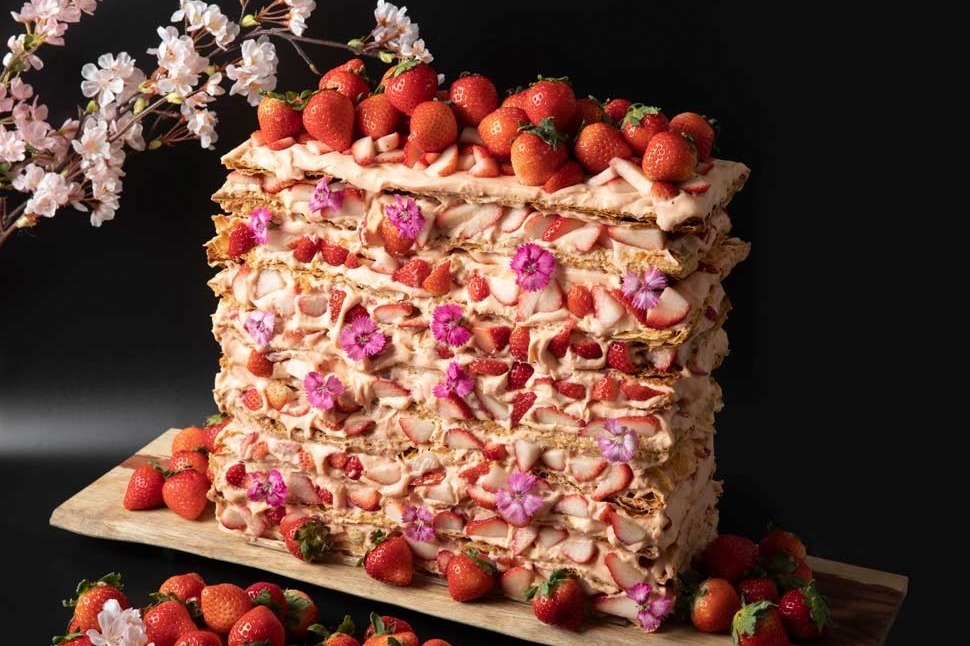 超巨大“いちご×桜”の「ミル・ミルフィーユ」神戸北野ホテルのナイトスイーツビュッフェで