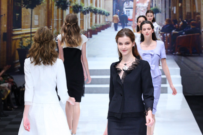 ユキ トリヰ インターナショナル 2014年春夏コレクション - にぎやかに漂わせた品格