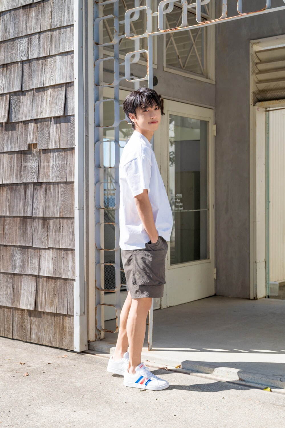 <b width="1000" height="1500"><a href="/words/31292" class="link-word">池﨑理人</a></b>
Q1：自分も夏に好んで履いているハーフパンツを合わせているところがお気に入り。爽やかですごく好きです！
Q2：釣りに挑戦したい！学生時代はスポーツばかりしていたので、今年はメンバーと一緒にサッカーもしたいです。
着用Tシャツ：BOS LOGO ワッペンTシャツ 3,690円