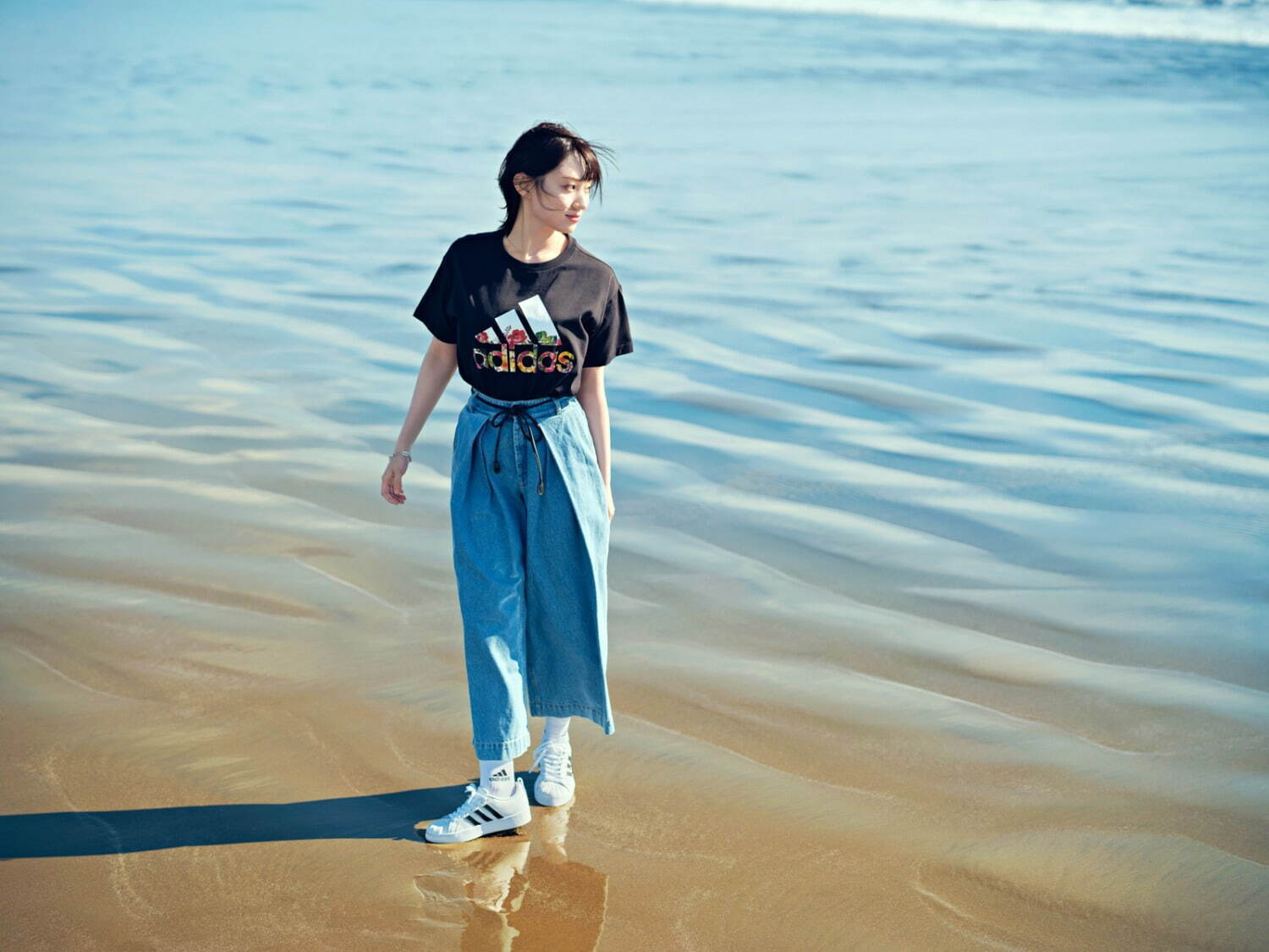 <b width="1500" height="1125">太田夢莉</b>
Q1：プライベートでも夏はTシャツ×ワイドパンツを良くするので、今回のコーデも気に入りました！
Q2：海でBBQをし、夕陽を眺める、穏やかな1日を過ごしたい。泳ぐのが苦手ですが、海にも飛び込んでみたいです(笑)
着用Tシャツ：FLOWER GRFX Tシャツ 3,990円