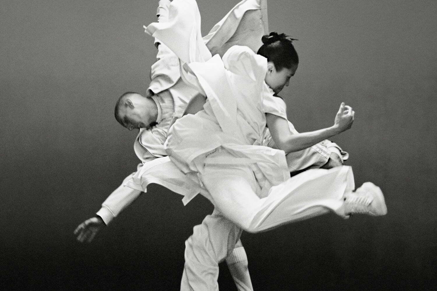 山本耀司｜Y-3新作、“雲”のようなスニーカー＆スリーストライプスを歪めたメッシュカットソーなど