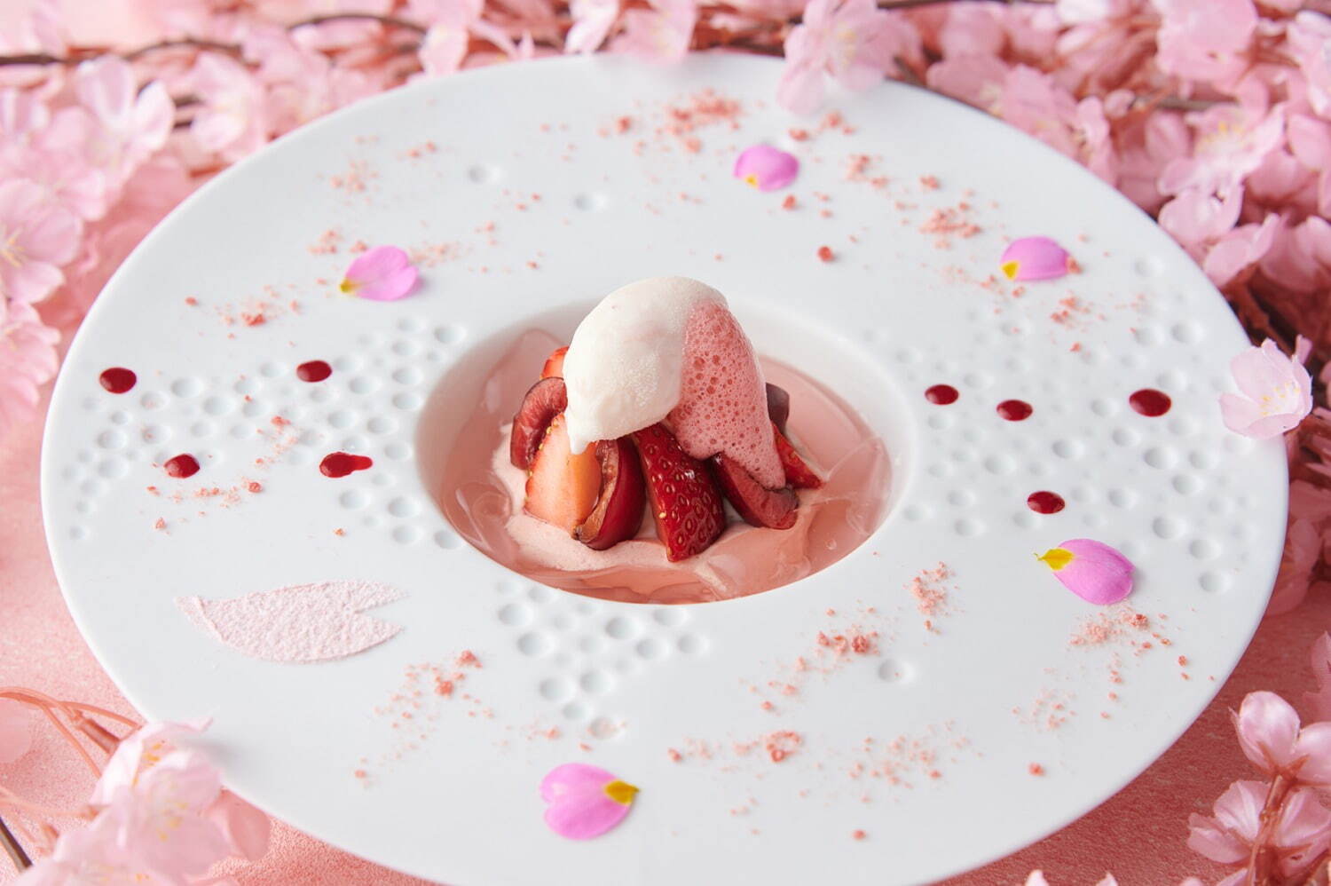 “桜色”の春限定コースがホテル インターコンチネンタル 東京ベイで、桜のお重入りデザート付き｜写真9