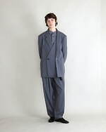 セットアップを着こなすコーデポイントは？スーツ感控えめ、大人の男性が着るカジュアルセットアップ｜写真4