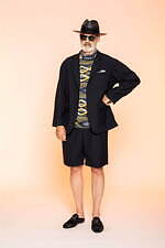 セットアップを着こなすコーデポイントは？スーツ感控えめ、大人の男性が着るカジュアルセットアップ｜写真3