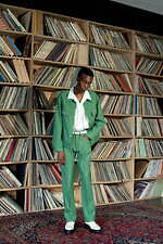 セットアップを着こなすコーデポイントは？スーツ感控えめ、大人の男性が着るカジュアルセットアップ｜写真1