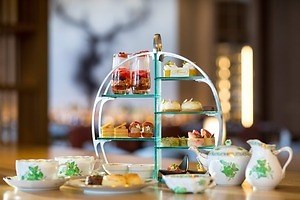 ヘレンド×JWマリオット・ホテル奈良のアフタヌーンティー、ハンガリーの伝統菓子を“最高級磁器”で