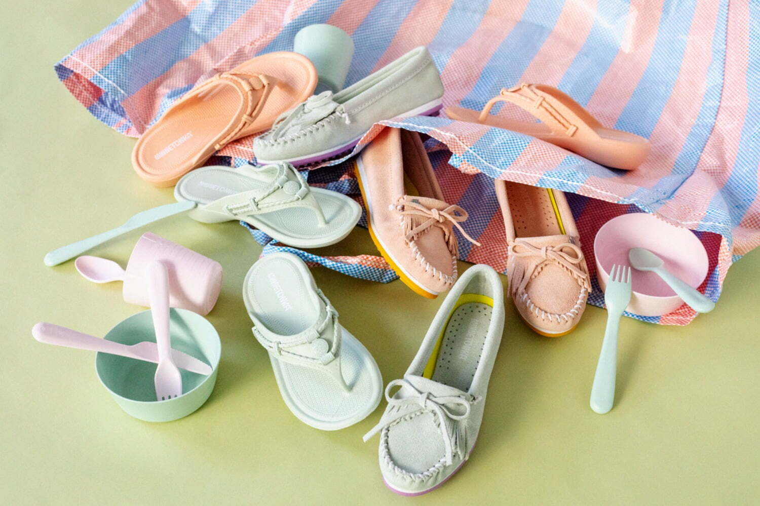 ミネトンカ春めく“パステルカラー”の新色モカシン＆サンダル、淡いピーチとミントの2色で